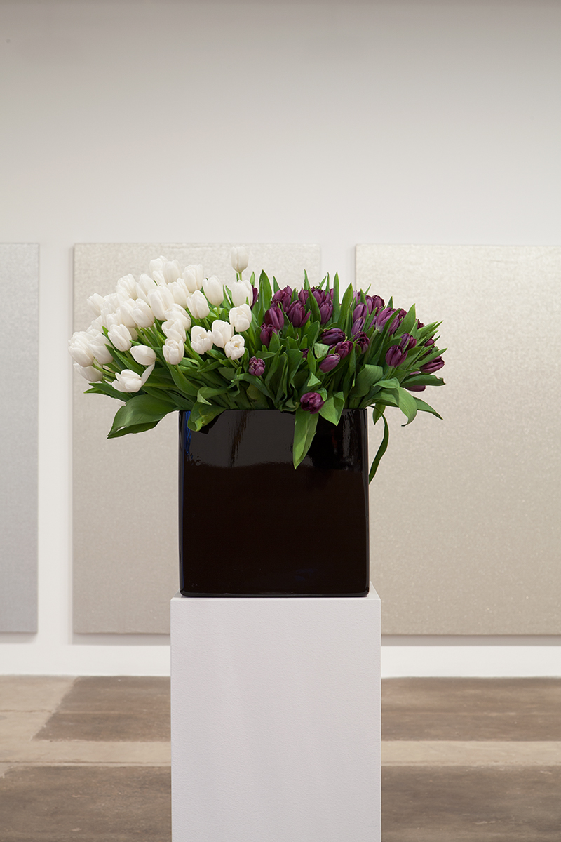Willem de Rooij, Bouquet VI, 2010. 100 white and 100 black tulips, black vase, white base. As interpreted by Liz Bastian and Heidi Skoog. Courtesy the Stedelijk Museum Amsterdam; acquired with the generous support of the Mondriaan Fund, 2011.